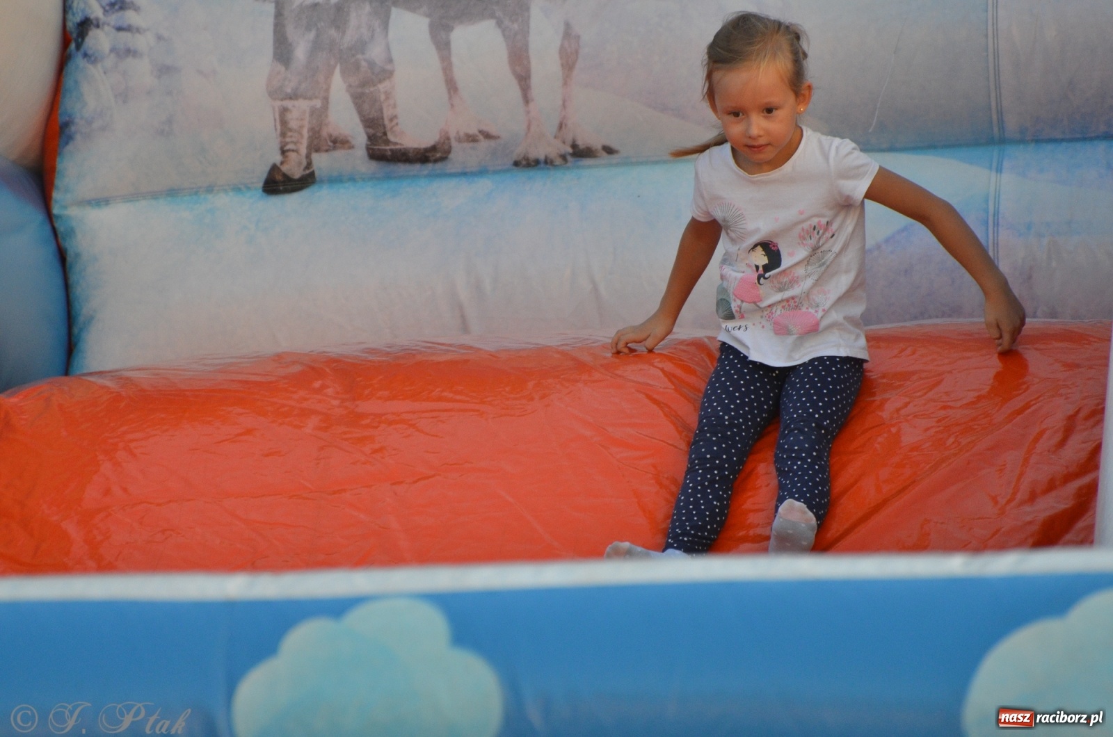 Zdjęcie w galerii na portalu naszraciborz.pl: MDK pochwalił się osiągnięciami na festynie na zamku wiadomości z regionu