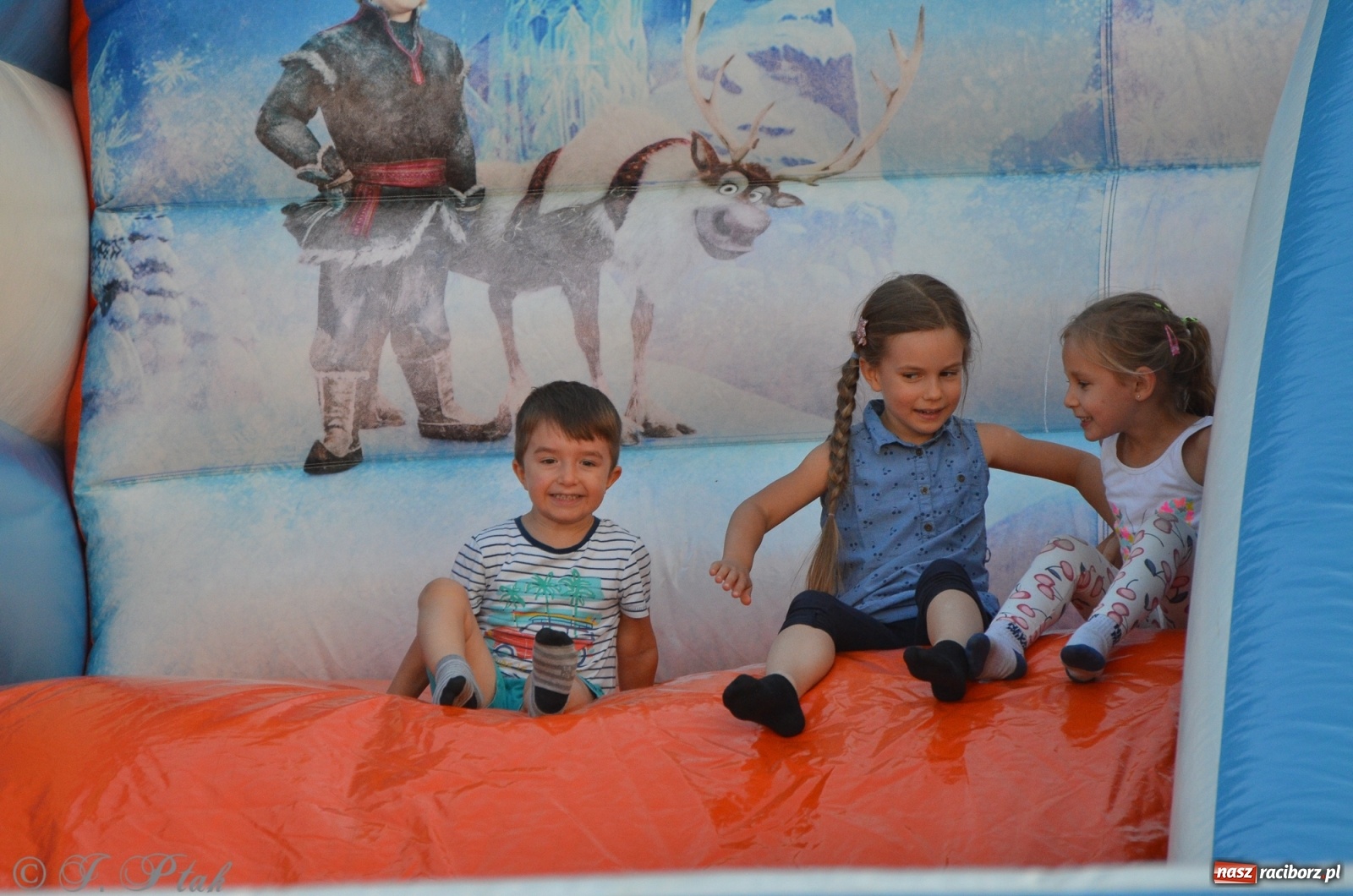 Zdjęcie w galerii na portalu naszraciborz.pl: MDK pochwalił się osiągnięciami na festynie na zamku wiadomości z regionu