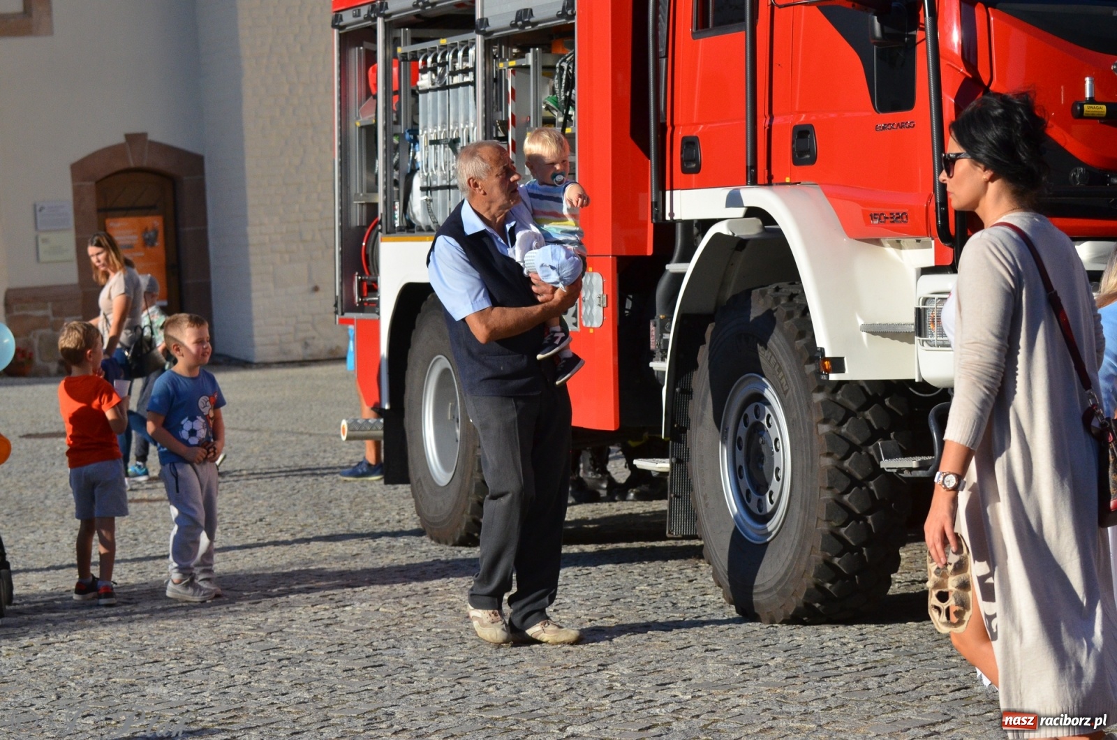 Zdjęcie w galerii na portalu naszraciborz.pl: MDK pochwalił się osiągnięciami na festynie na zamku wiadomości z regionu