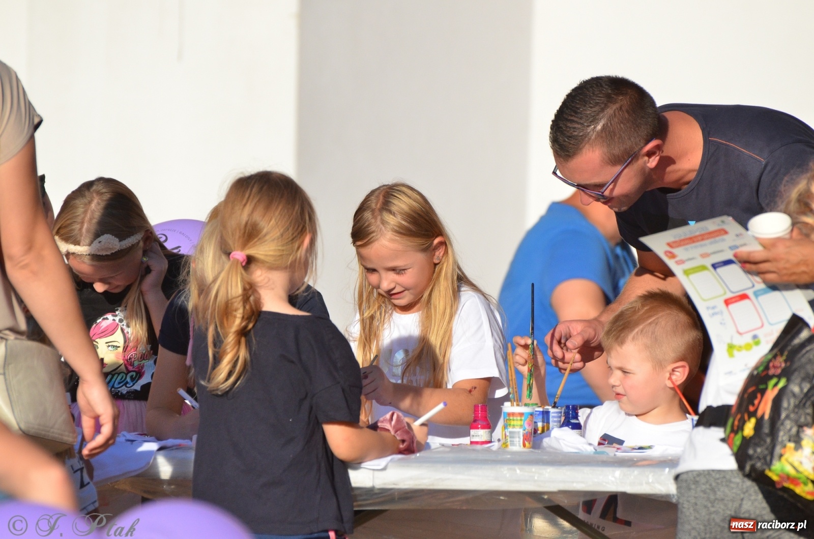 Zdjęcie w galerii na portalu naszraciborz.pl: MDK pochwalił się osiągnięciami na festynie na zamku wiadomości z regionu