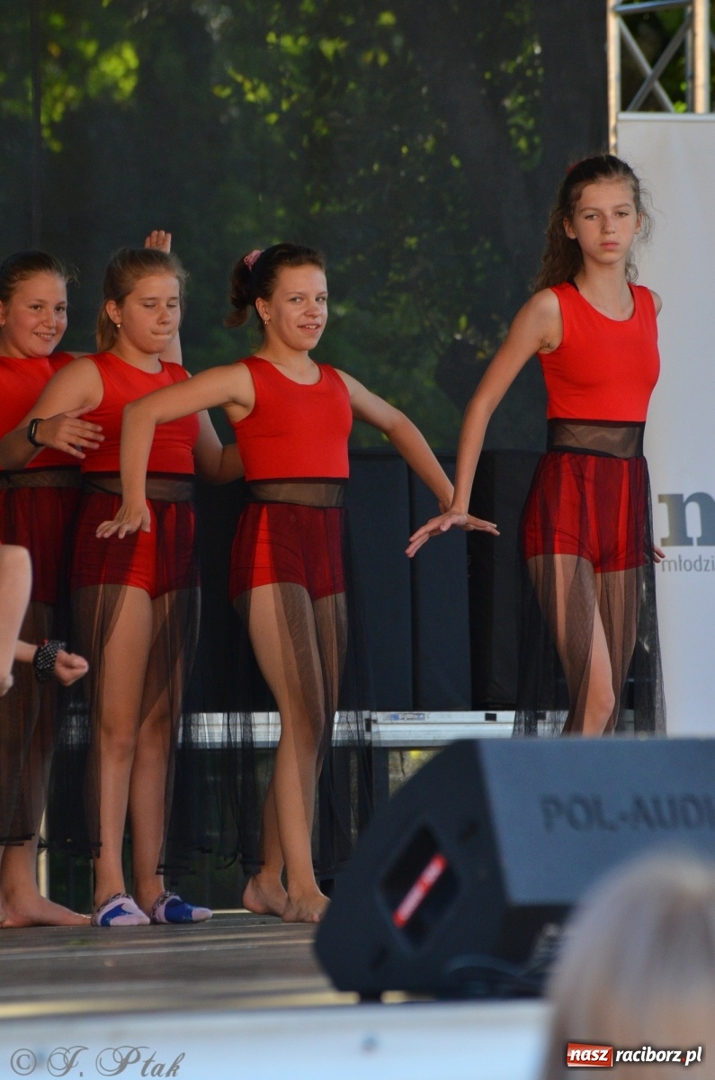 Zdjęcie w galerii na portalu naszraciborz.pl: MDK pochwalił się osiągnięciami na festynie na zamku wiadomości z regionu