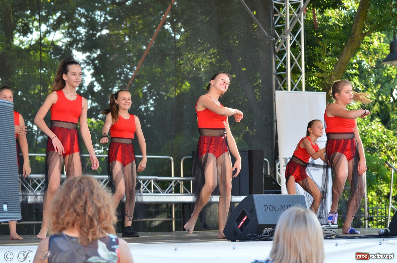 Zdjęcie w galerii na portalu naszraciborz.pl: MDK pochwalił się osiągnięciami na festynie na zamku wiadomości z regionu