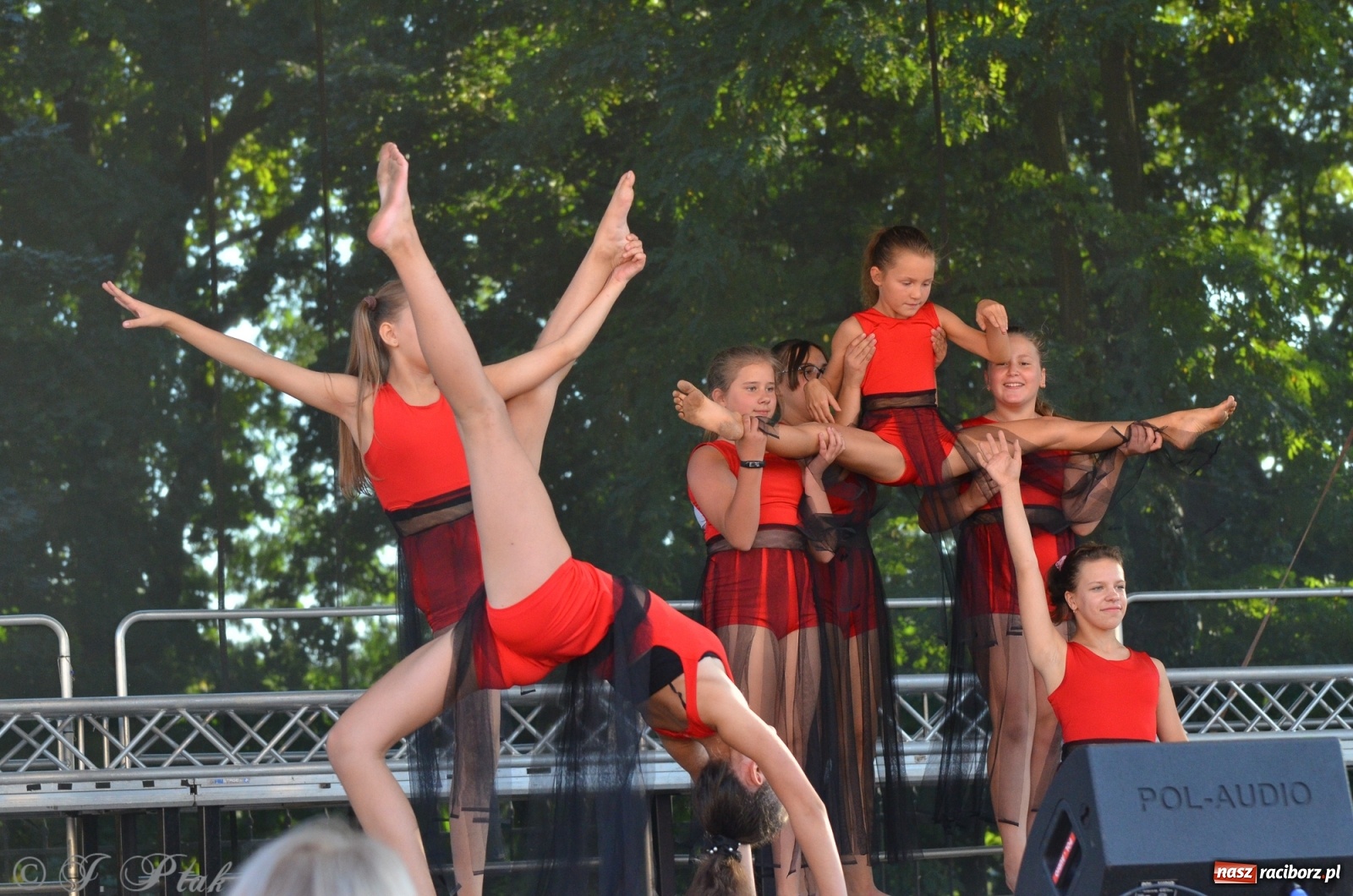 Zdjęcie w galerii na portalu naszraciborz.pl: MDK pochwalił się osiągnięciami na festynie na zamku wiadomości z regionu