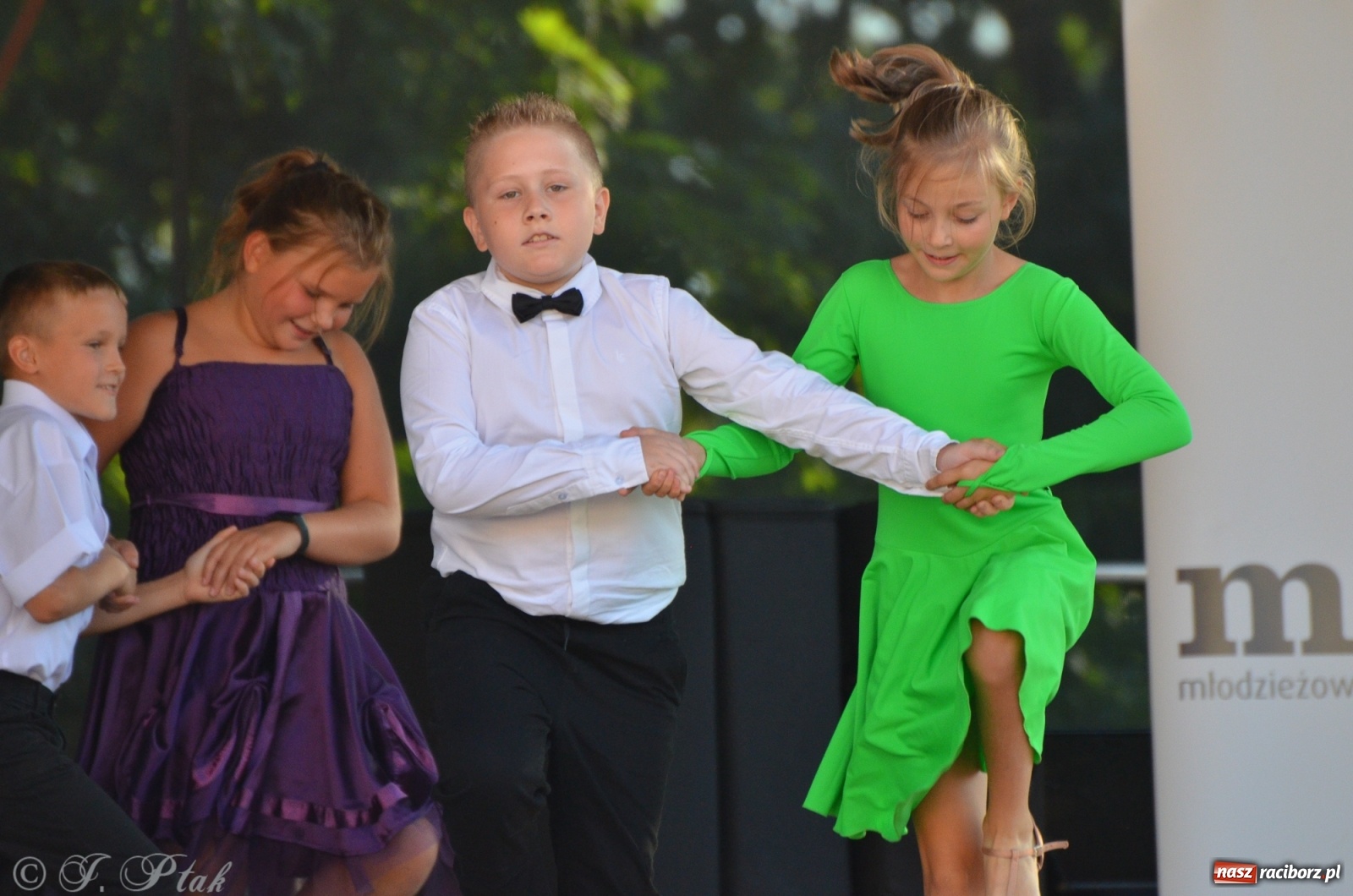 Zdjęcie w galerii na portalu naszraciborz.pl: MDK pochwalił się osiągnięciami na festynie na zamku wiadomości z regionu