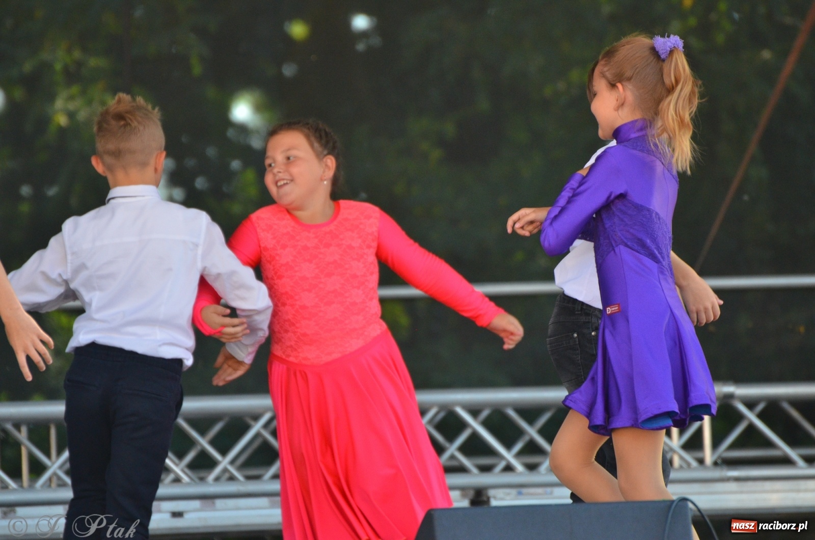 Zdjęcie w galerii na portalu naszraciborz.pl: MDK pochwalił się osiągnięciami na festynie na zamku wiadomości z regionu