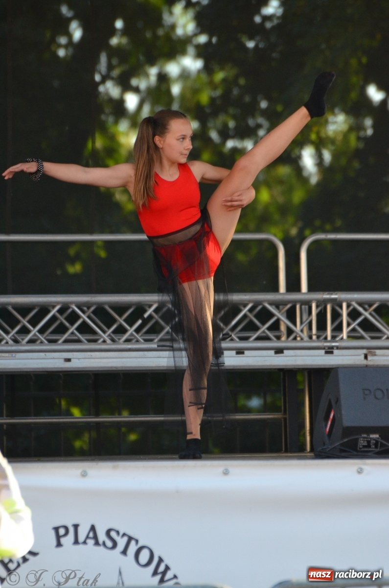 Zdjęcie w galerii na portalu naszraciborz.pl: MDK pochwalił się osiągnięciami na festynie na zamku wiadomości z regionu