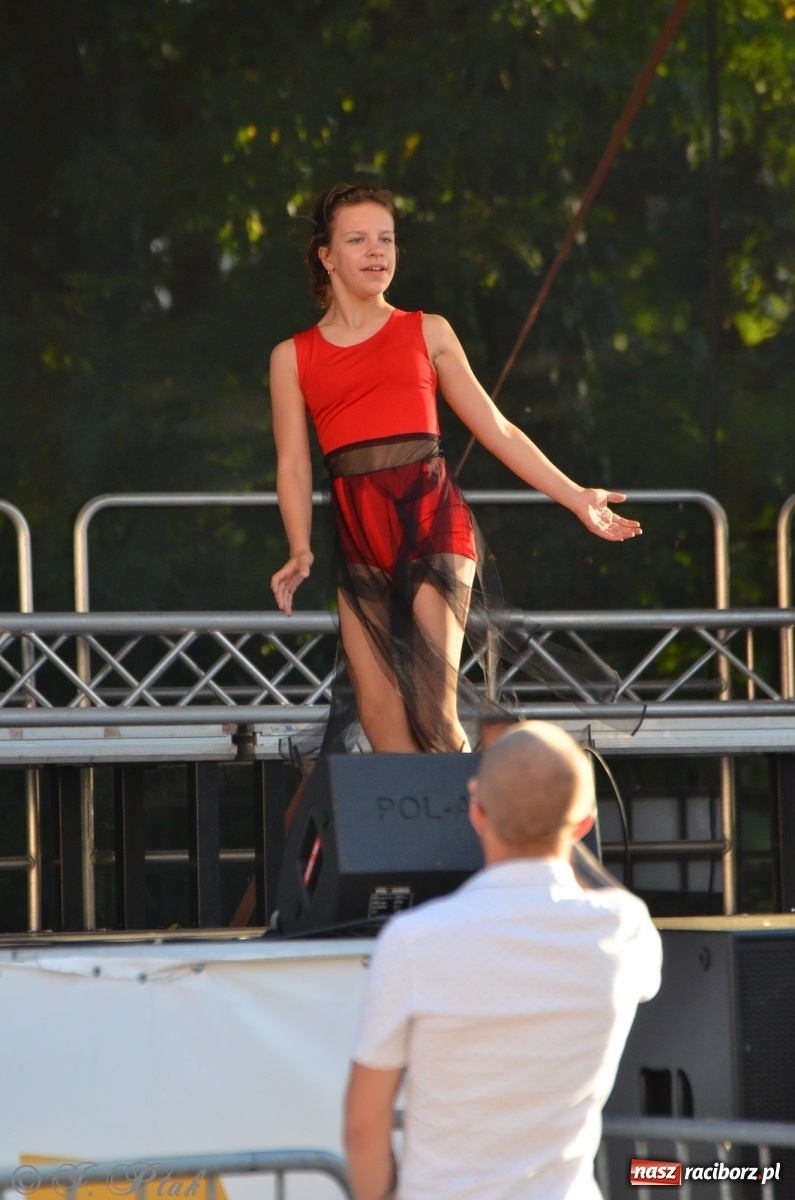 Zdjęcie w galerii na portalu naszraciborz.pl: MDK pochwalił się osiągnięciami na festynie na zamku wiadomości z regionu