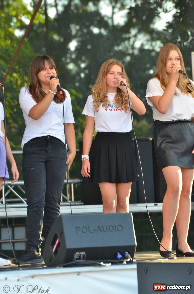 Zdjęcie w galerii na portalu naszraciborz.pl: MDK pochwalił się osiągnięciami na festynie na zamku wiadomości z regionu