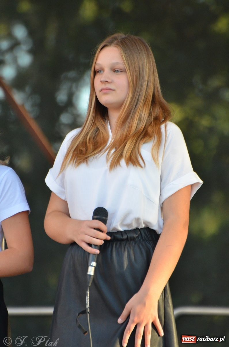 Zdjęcie w galerii na portalu naszraciborz.pl: MDK pochwalił się osiągnięciami na festynie na zamku wiadomości z regionu