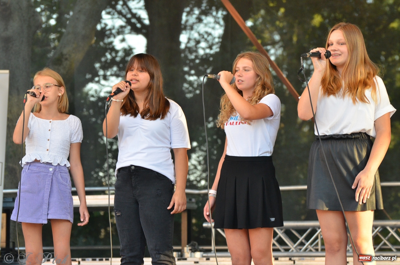 Zdjęcie w galerii na portalu naszraciborz.pl: MDK pochwalił się osiągnięciami na festynie na zamku wiadomości z regionu