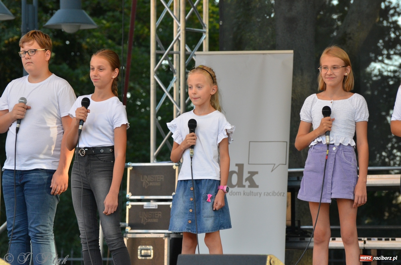 Zdjęcie w galerii na portalu naszraciborz.pl: MDK pochwalił się osiągnięciami na festynie na zamku wiadomości z regionu