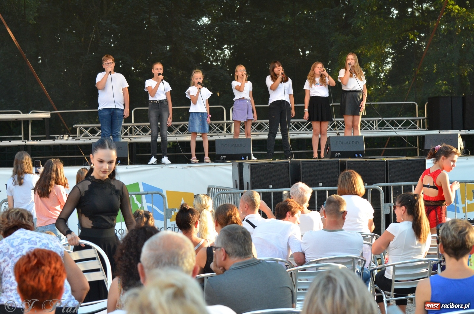 Zdjęcie w galerii na portalu naszraciborz.pl: MDK pochwalił się osiągnięciami na festynie na zamku wiadomości z regionu