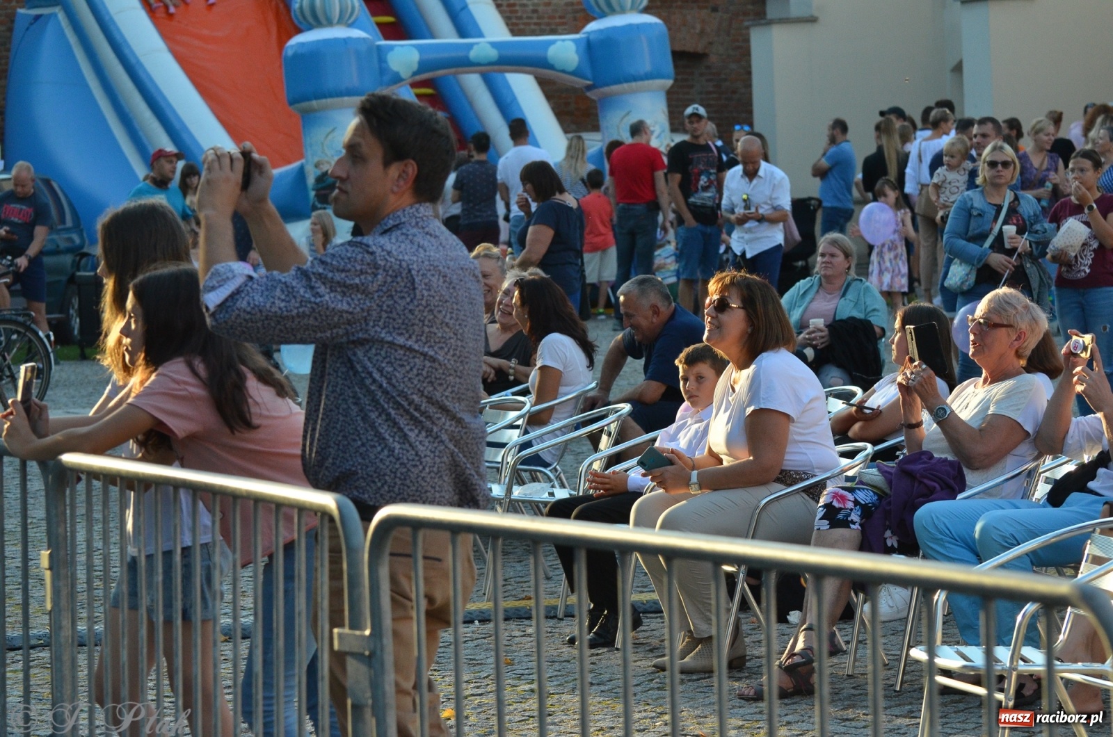 Zdjęcie w galerii na portalu naszraciborz.pl: MDK pochwalił się osiągnięciami na festynie na zamku wiadomości z regionu