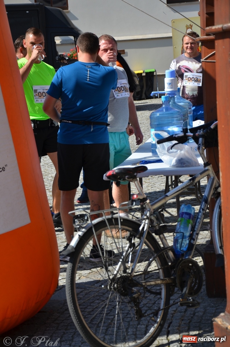 Zdjęcie w galerii na portalu naszraciborz.pl: Jedenastu śmiałków w biegu wokół komina wiadomości z regionu