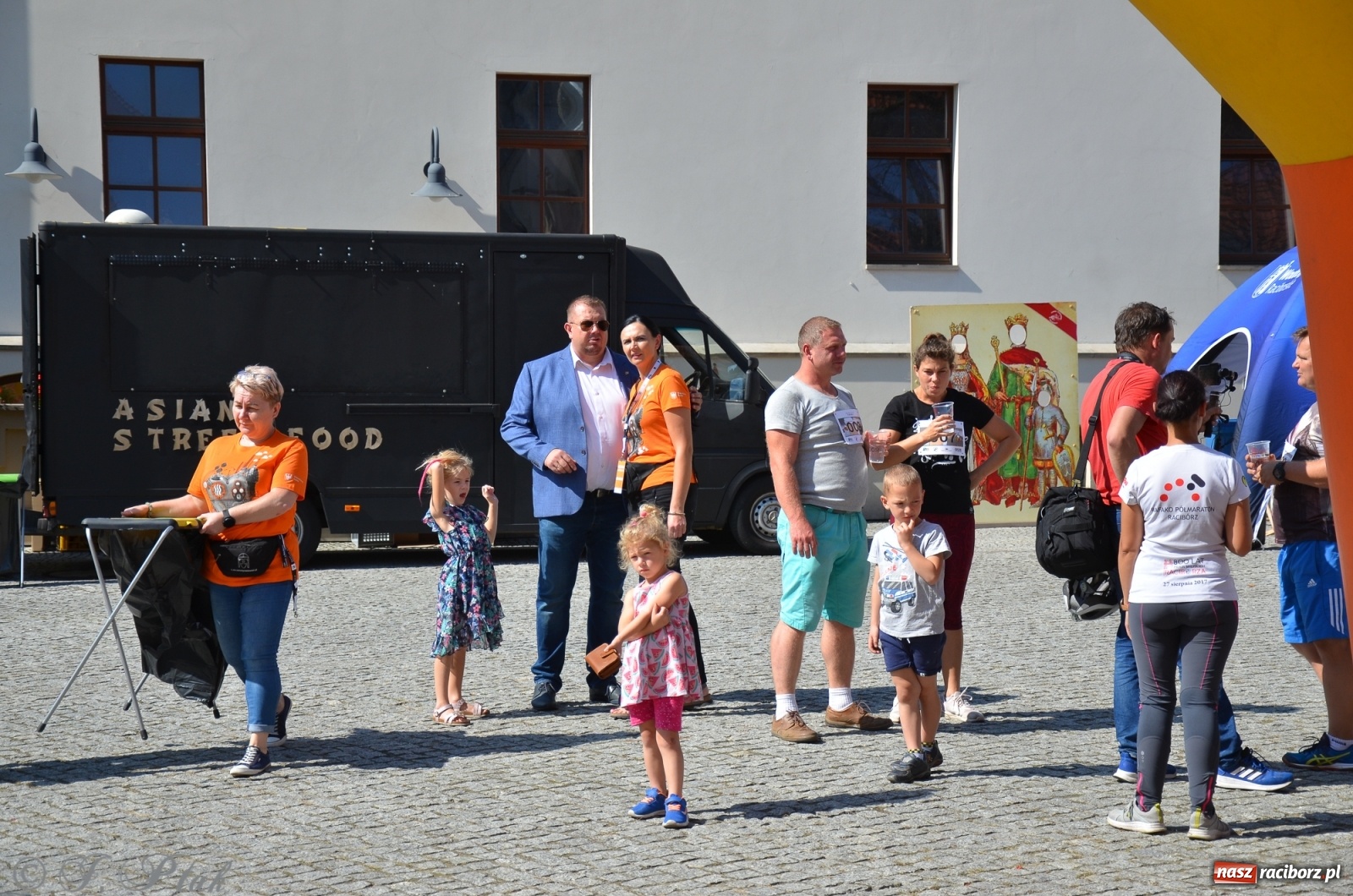 Zdjęcie w galerii na portalu naszraciborz.pl: Jedenastu śmiałków w biegu wokół komina wiadomości z regionu