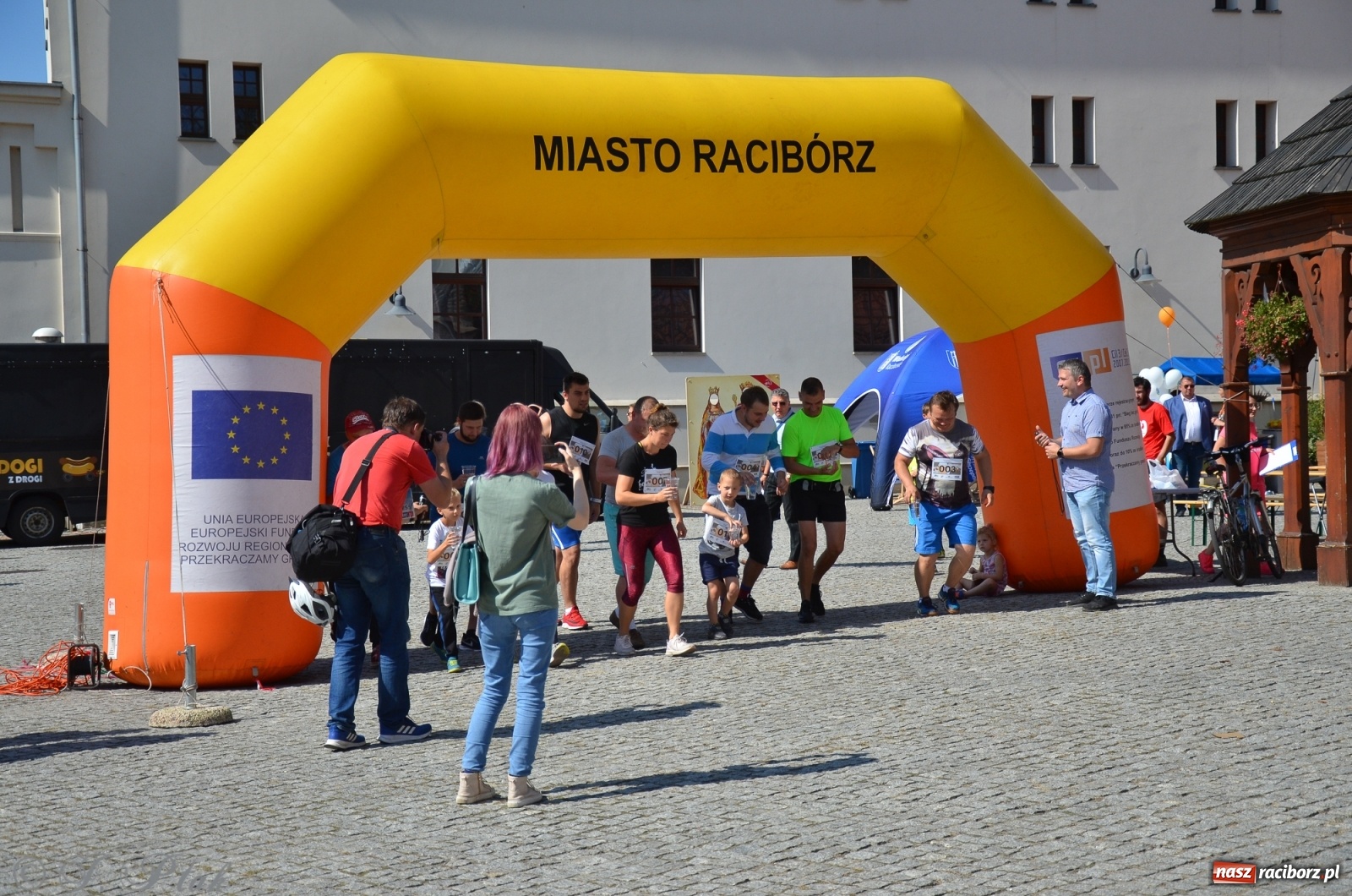 Zdjęcie w galerii na portalu naszraciborz.pl: Jedenastu śmiałków w biegu wokół komina wiadomości z regionu