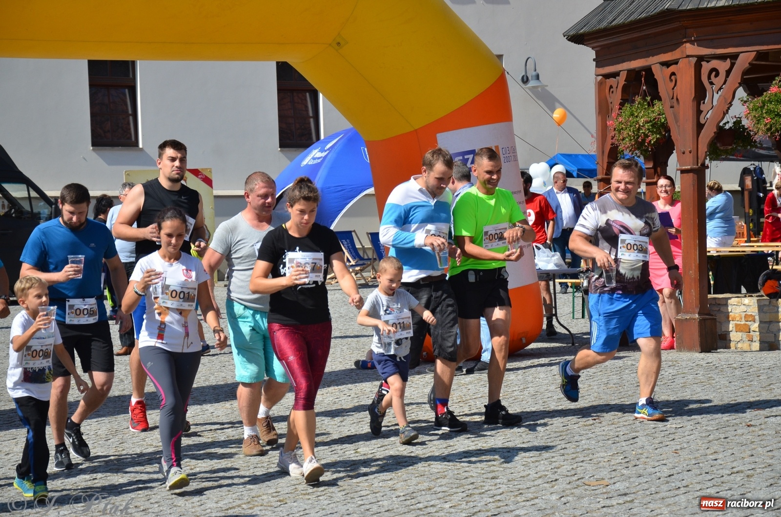 Zdjęcie w galerii na portalu naszraciborz.pl: Jedenastu śmiałków w biegu wokół komina wiadomości z regionu