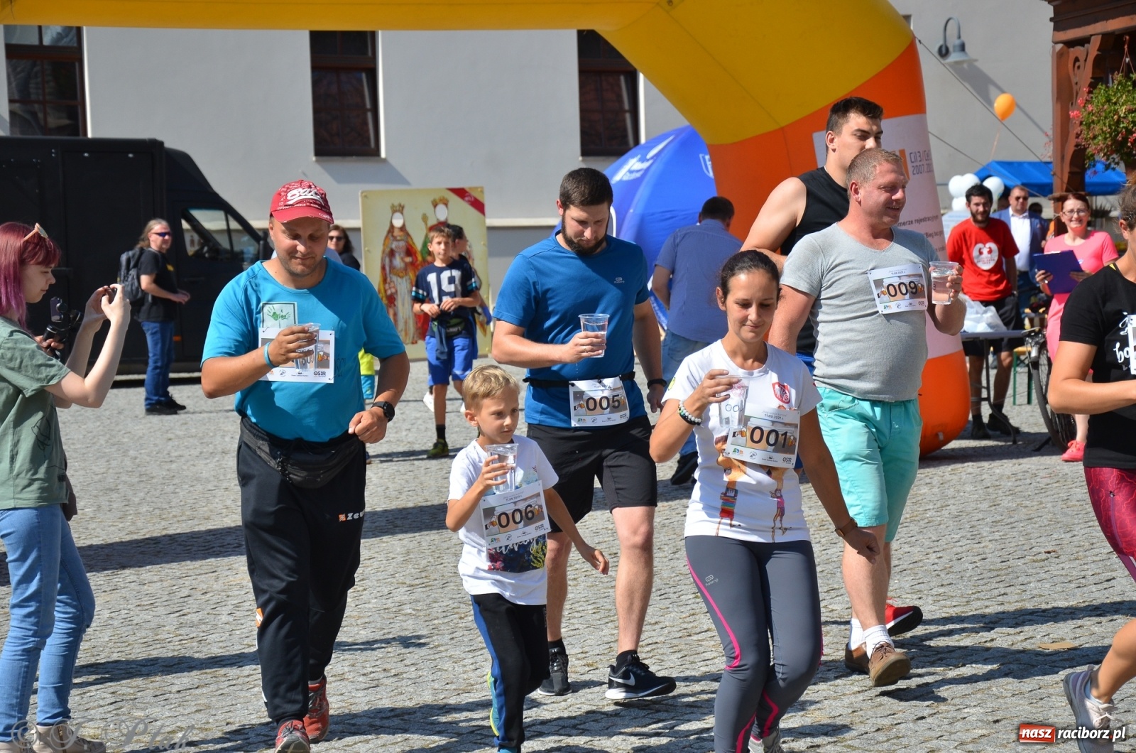 Zdjęcie w galerii na portalu naszraciborz.pl: Jedenastu śmiałków w biegu wokół komina wiadomości z regionu