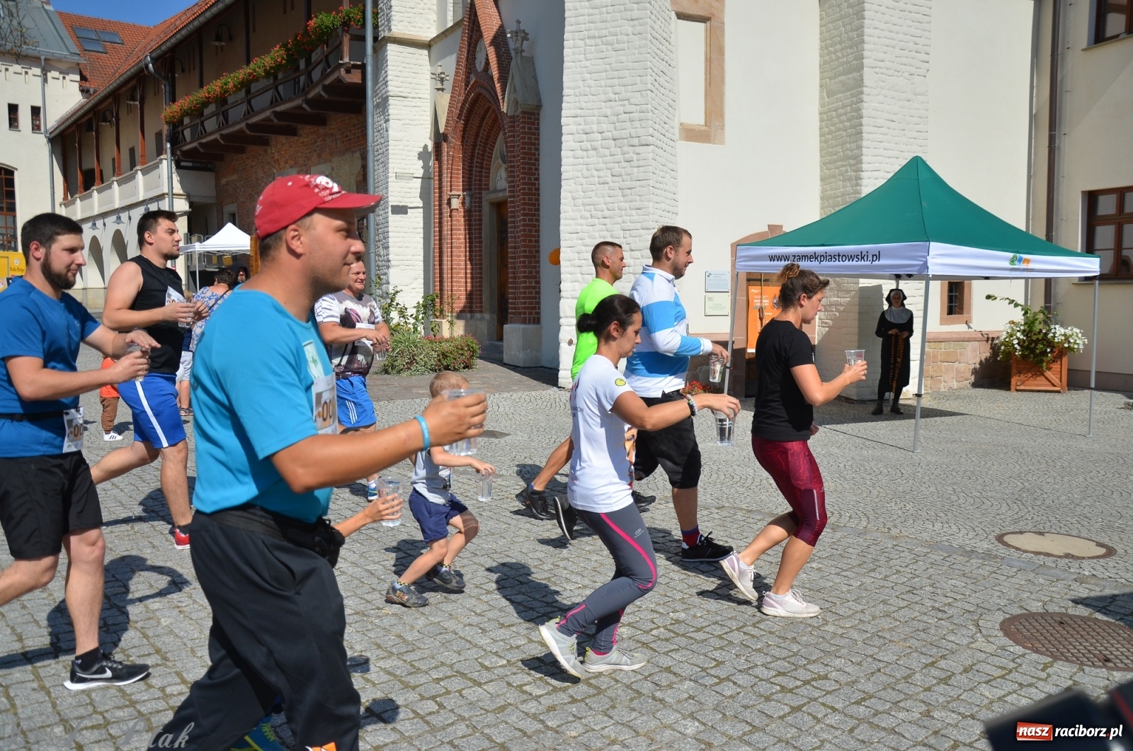 Zdjęcie w galerii na portalu naszraciborz.pl: Jedenastu śmiałków w biegu wokół komina wiadomości z regionu