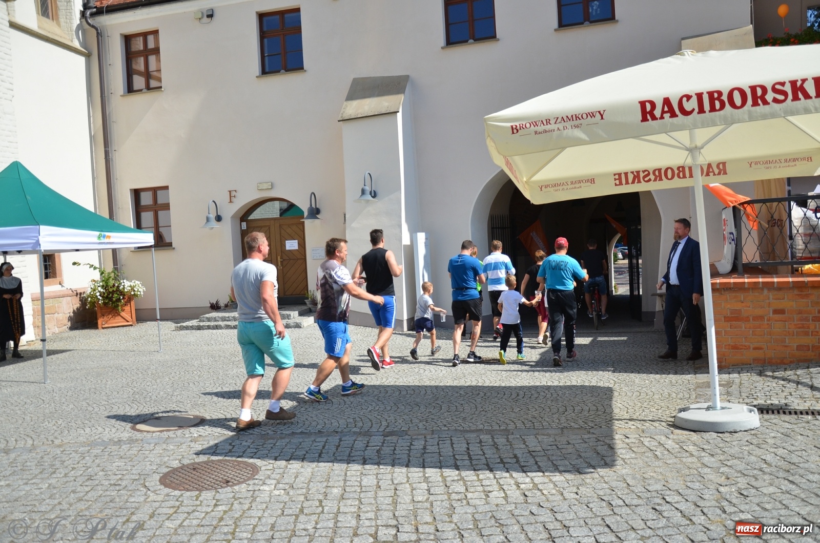 Zdjęcie w galerii na portalu naszraciborz.pl: Jedenastu śmiałków w biegu wokół komina wiadomości z regionu