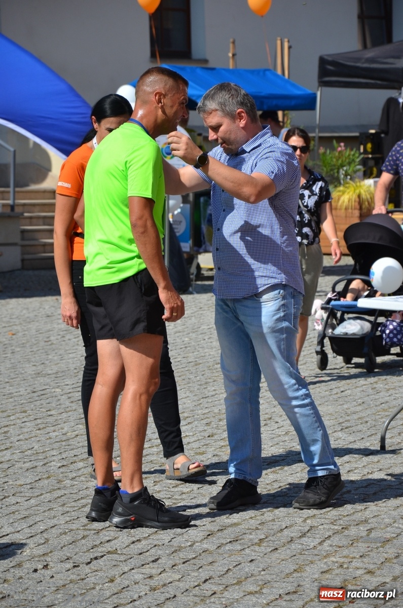 Zdjęcie w galerii na portalu naszraciborz.pl: Jedenastu śmiałków w biegu wokół komina wiadomości z regionu