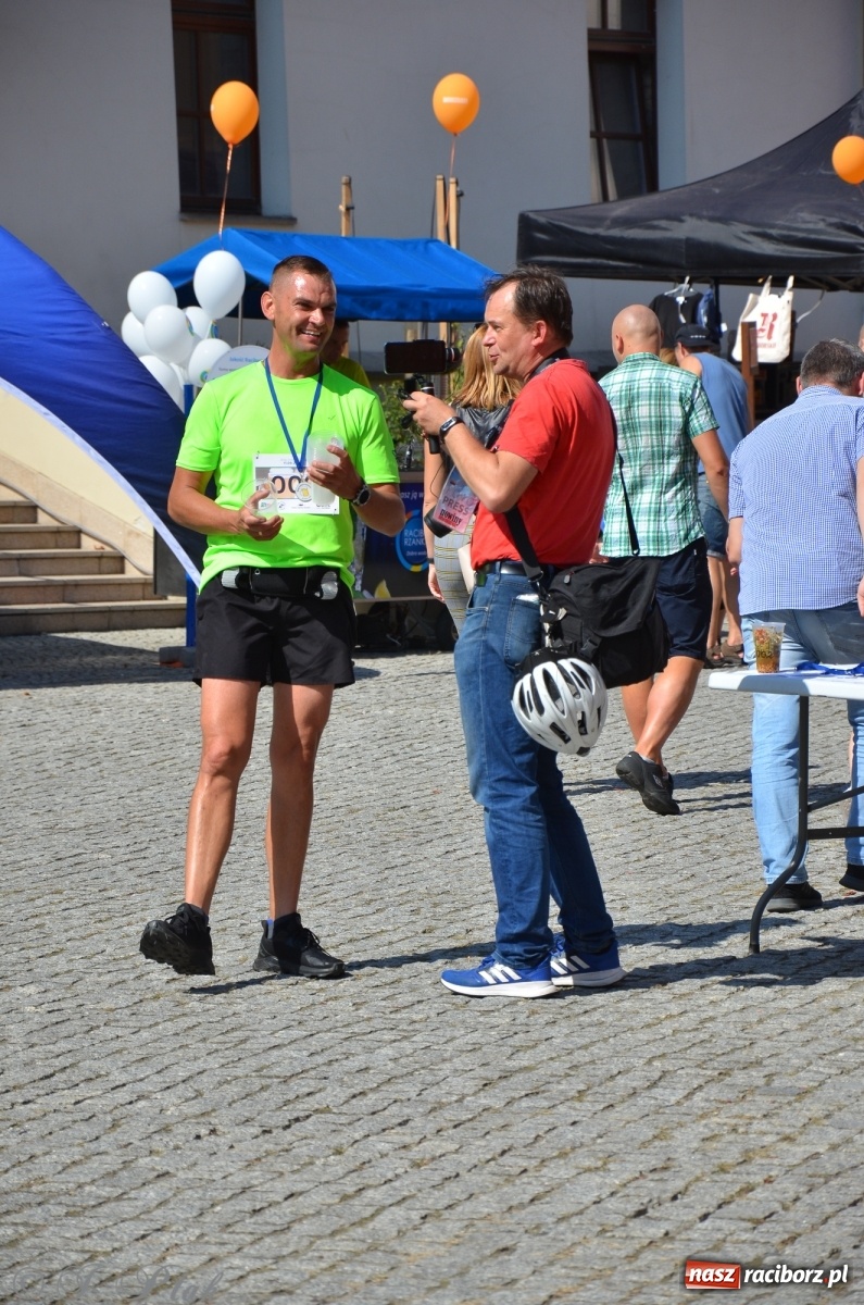 Zdjęcie w galerii na portalu naszraciborz.pl: Jedenastu śmiałków w biegu wokół komina wiadomości z regionu