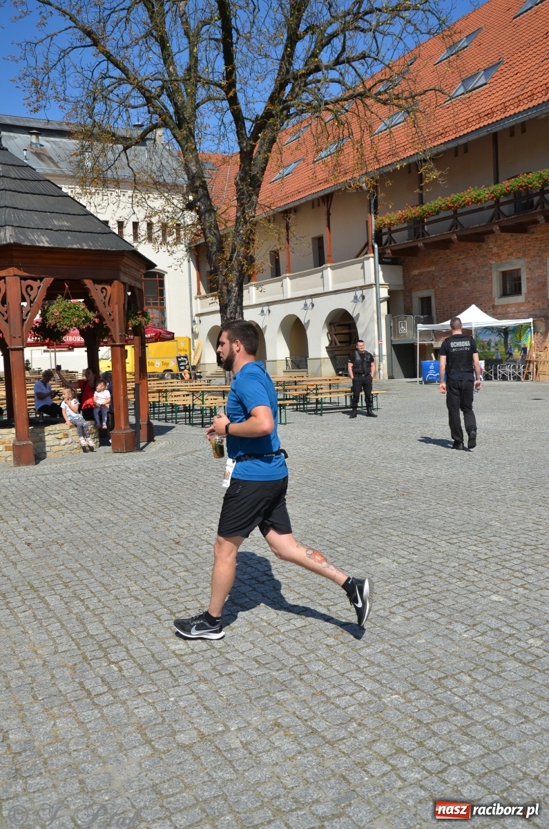 Zdjęcie w galerii na portalu naszraciborz.pl: Jedenastu śmiałków w biegu wokół komina wiadomości z regionu