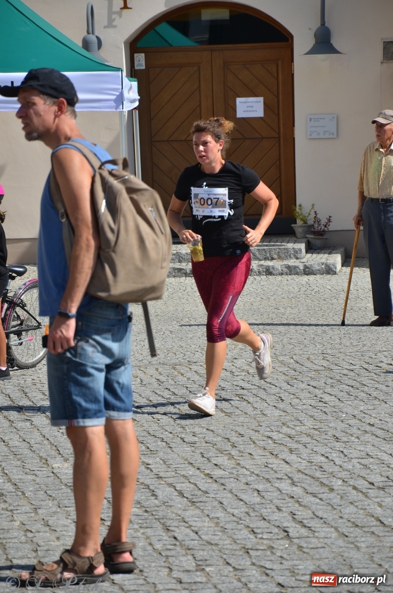 Zdjęcie w galerii na portalu naszraciborz.pl: Jedenastu śmiałków w biegu wokół komina wiadomości z regionu