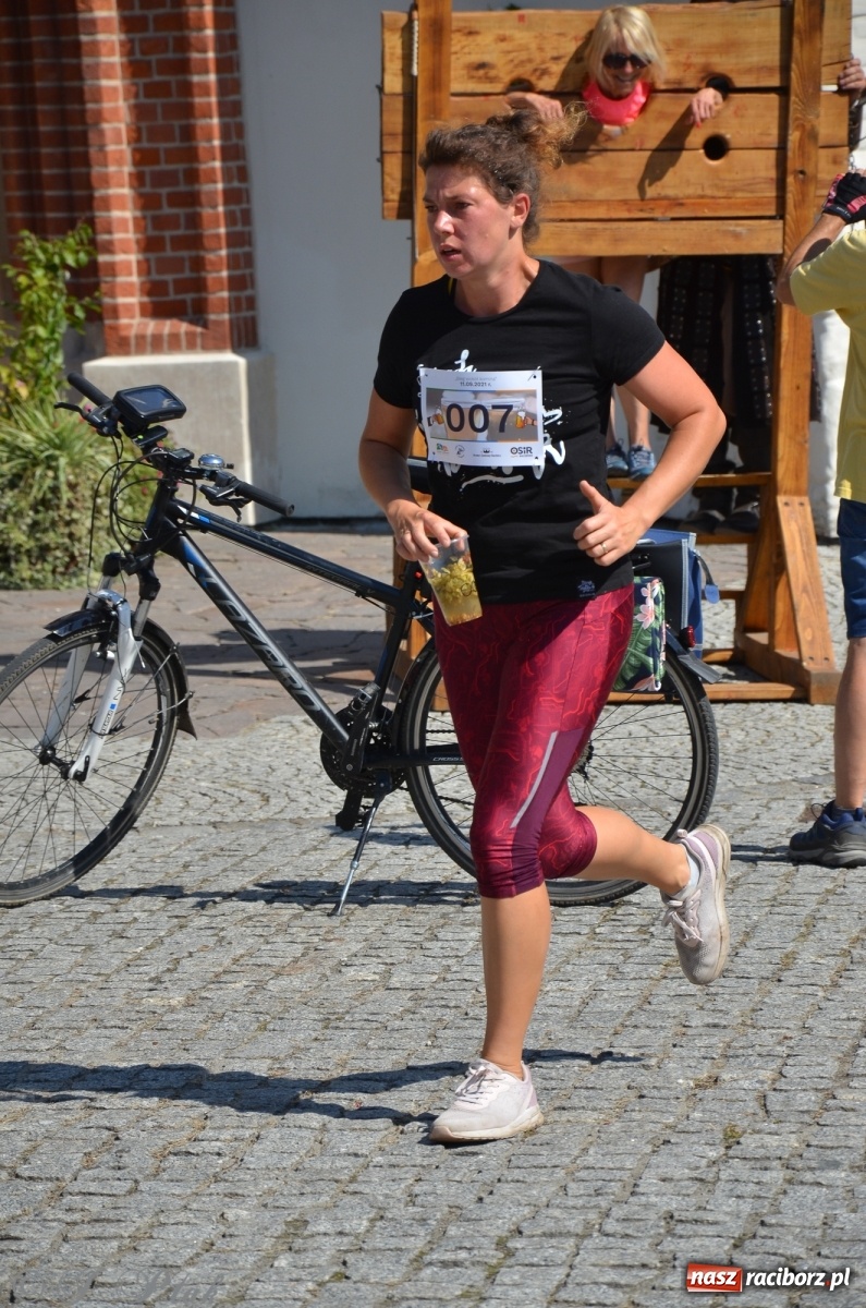 Zdjęcie w galerii na portalu naszraciborz.pl: Jedenastu śmiałków w biegu wokół komina wiadomości z regionu