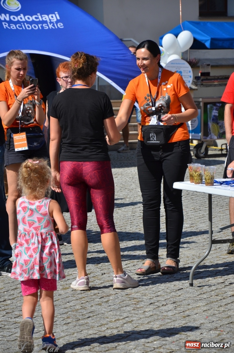 Zdjęcie w galerii na portalu naszraciborz.pl: Jedenastu śmiałków w biegu wokół komina wiadomości z regionu