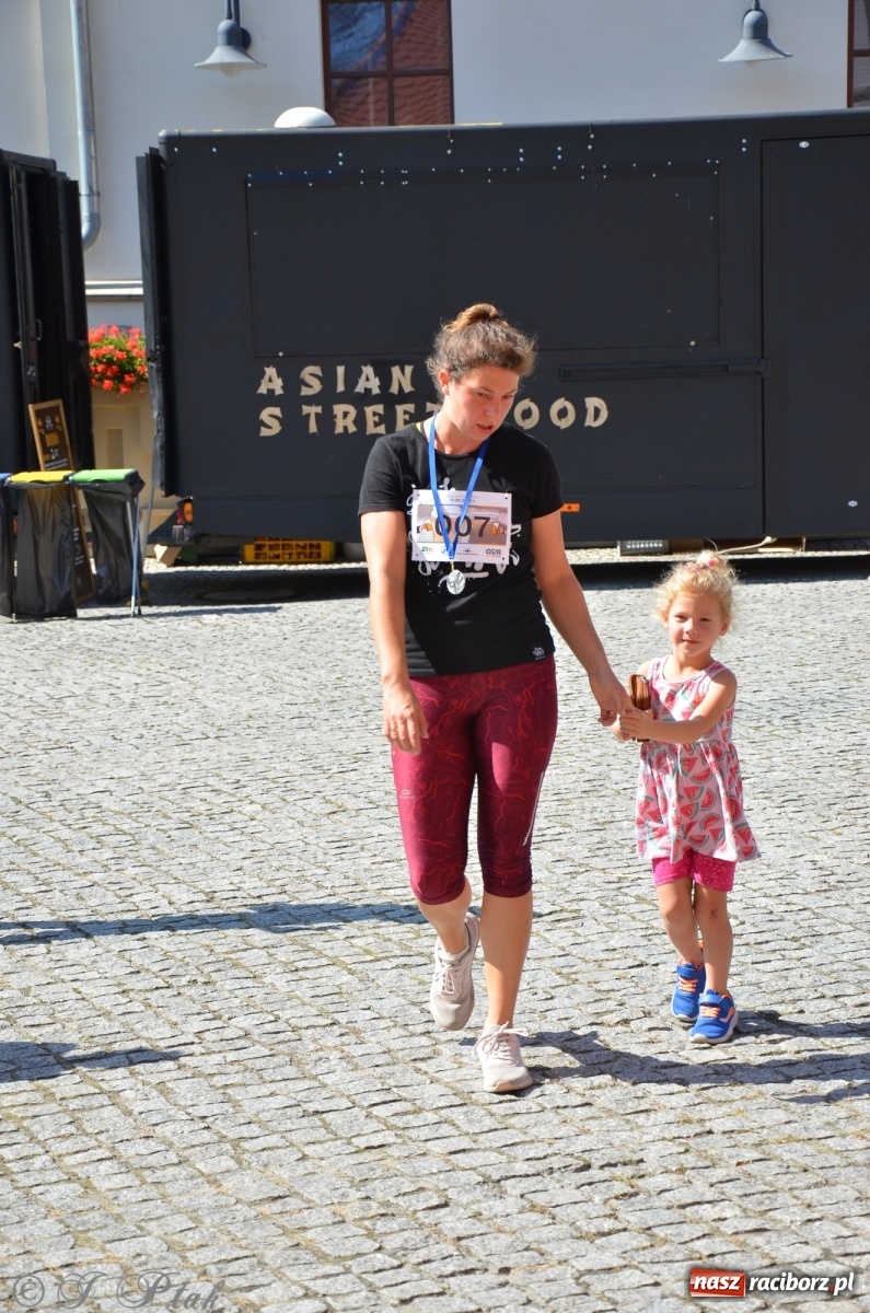 Zdjęcie w galerii na portalu naszraciborz.pl: Jedenastu śmiałków w biegu wokół komina wiadomości z regionu