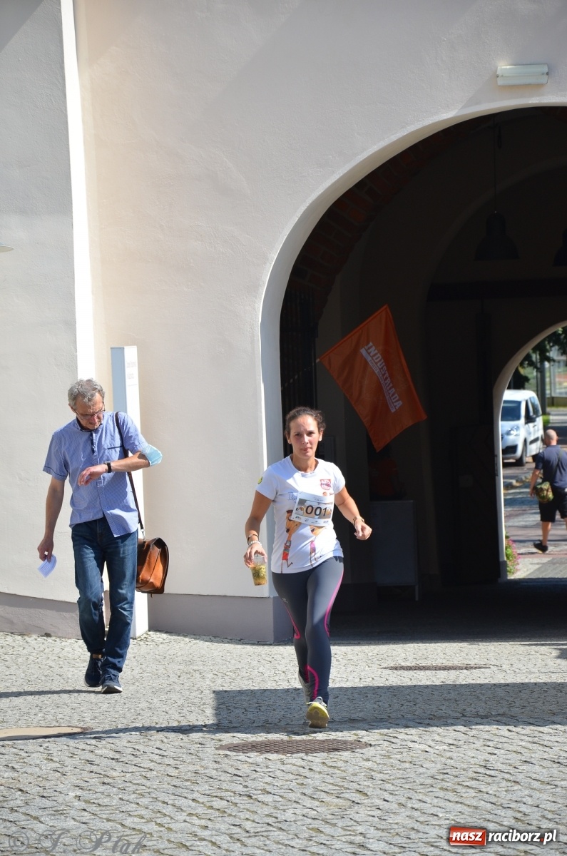 Zdjęcie w galerii na portalu naszraciborz.pl: Jedenastu śmiałków w biegu wokół komina wiadomości z regionu