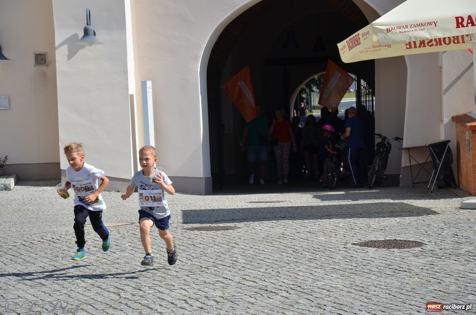 Zdjęcie w galerii na portalu naszraciborz.pl: Jedenastu śmiałków w biegu wokół komina wiadomości z regionu