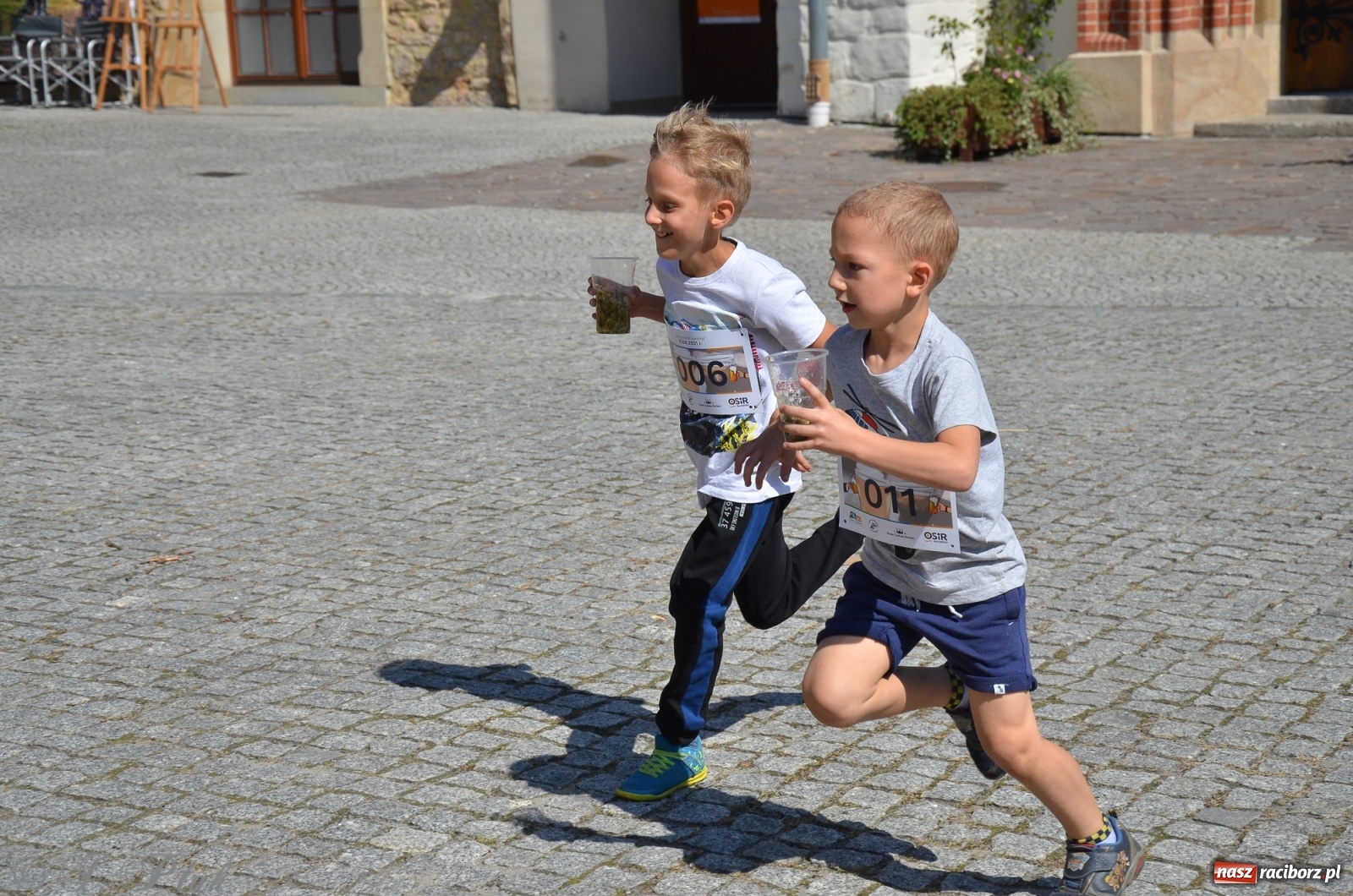 Zdjęcie w galerii na portalu naszraciborz.pl: Jedenastu śmiałków w biegu wokół komina wiadomości z regionu