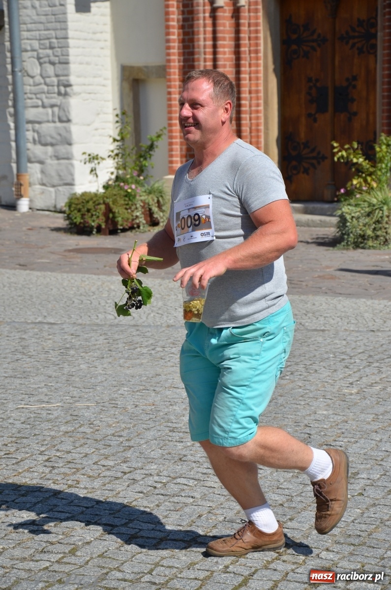 Zdjęcie w galerii na portalu naszraciborz.pl: Jedenastu śmiałków w biegu wokół komina wiadomości z regionu