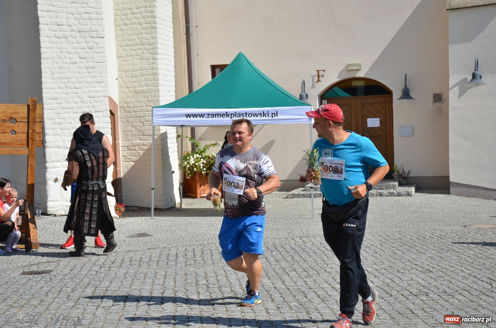 Zdjęcie w galerii na portalu naszraciborz.pl: Jedenastu śmiałków w biegu wokół komina wiadomości z regionu