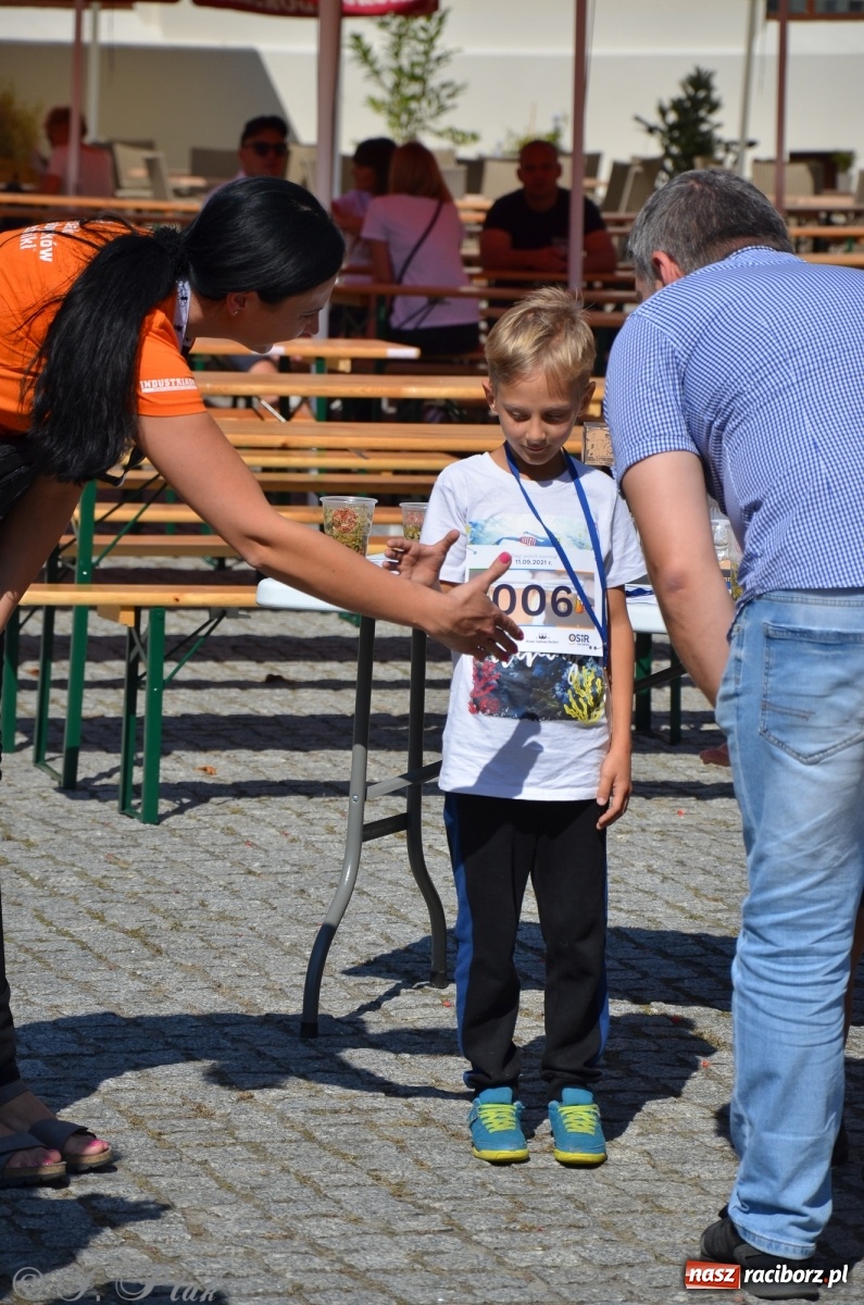 Zdjęcie w galerii na portalu naszraciborz.pl: Jedenastu śmiałków w biegu wokół komina wiadomości z regionu