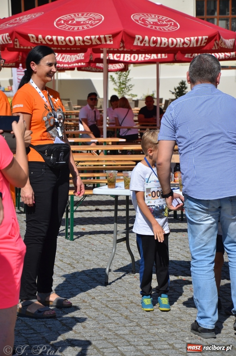 Zdjęcie w galerii na portalu naszraciborz.pl: Jedenastu śmiałków w biegu wokół komina wiadomości z regionu