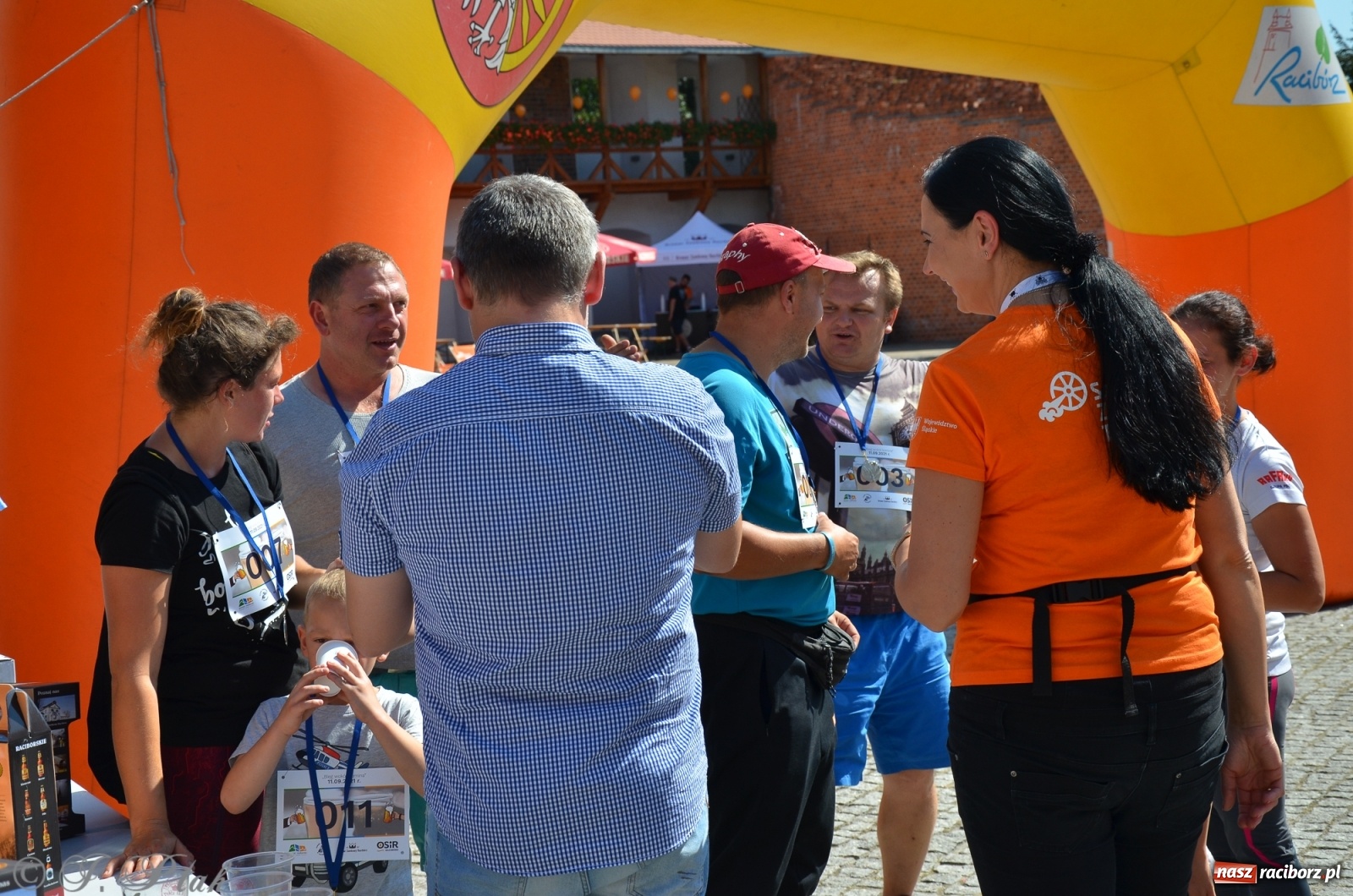 Zdjęcie w galerii na portalu naszraciborz.pl: Jedenastu śmiałków w biegu wokół komina wiadomości z regionu