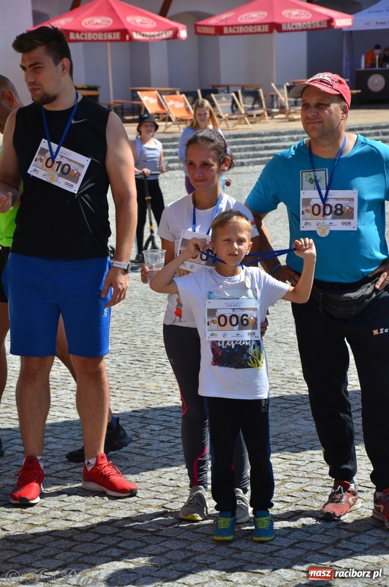 Zdjęcie w galerii na portalu naszraciborz.pl: Jedenastu śmiałków w biegu wokół komina wiadomości z regionu