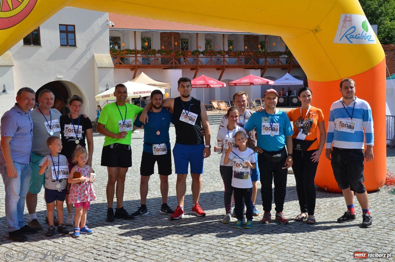 Zdjęcie w galerii na portalu naszraciborz.pl: Jedenastu śmiałków w biegu wokół komina wiadomości z regionu