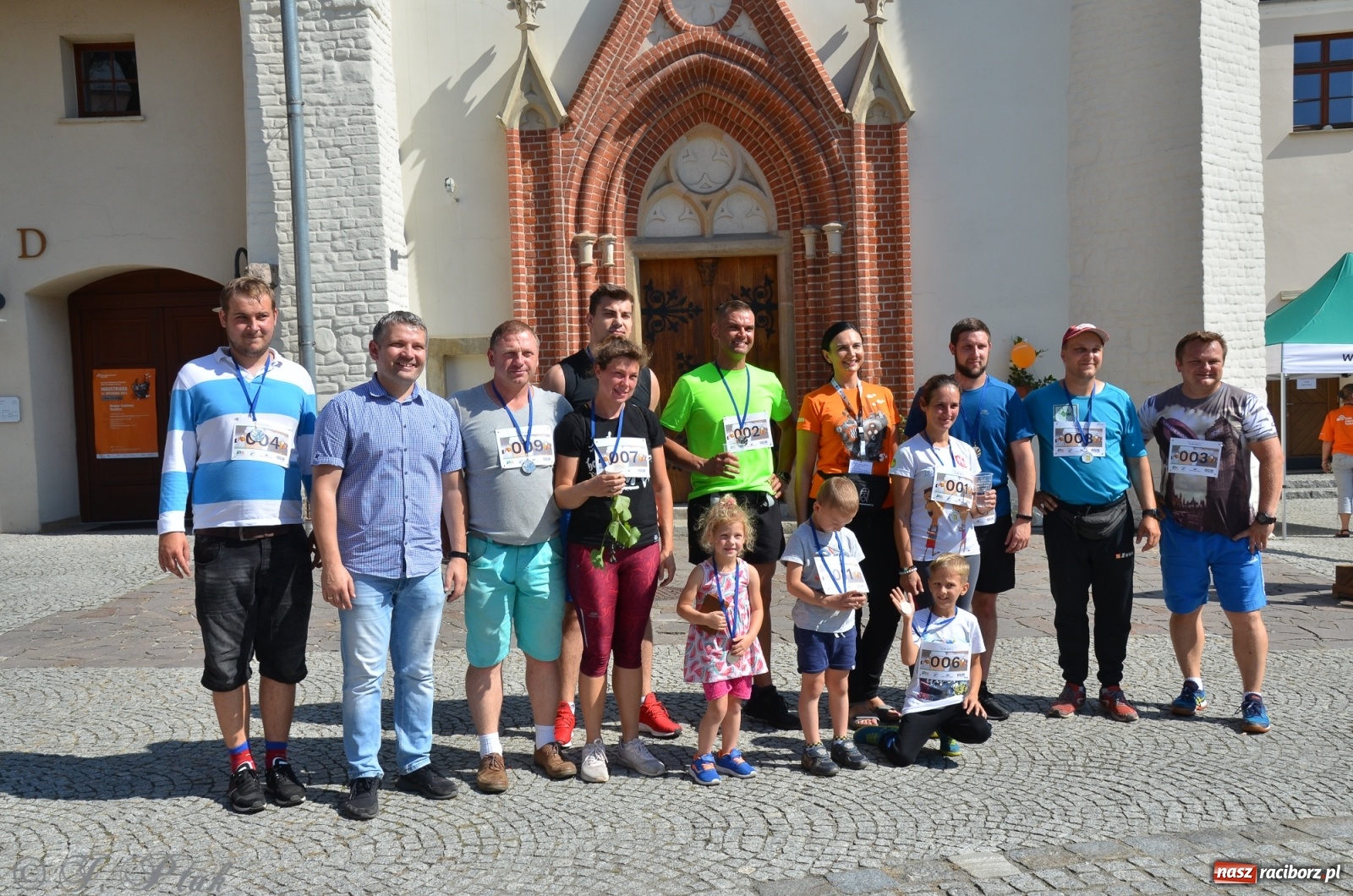 Zdjęcie w galerii na portalu naszraciborz.pl: Jedenastu śmiałków w biegu wokół komina wiadomości z regionu