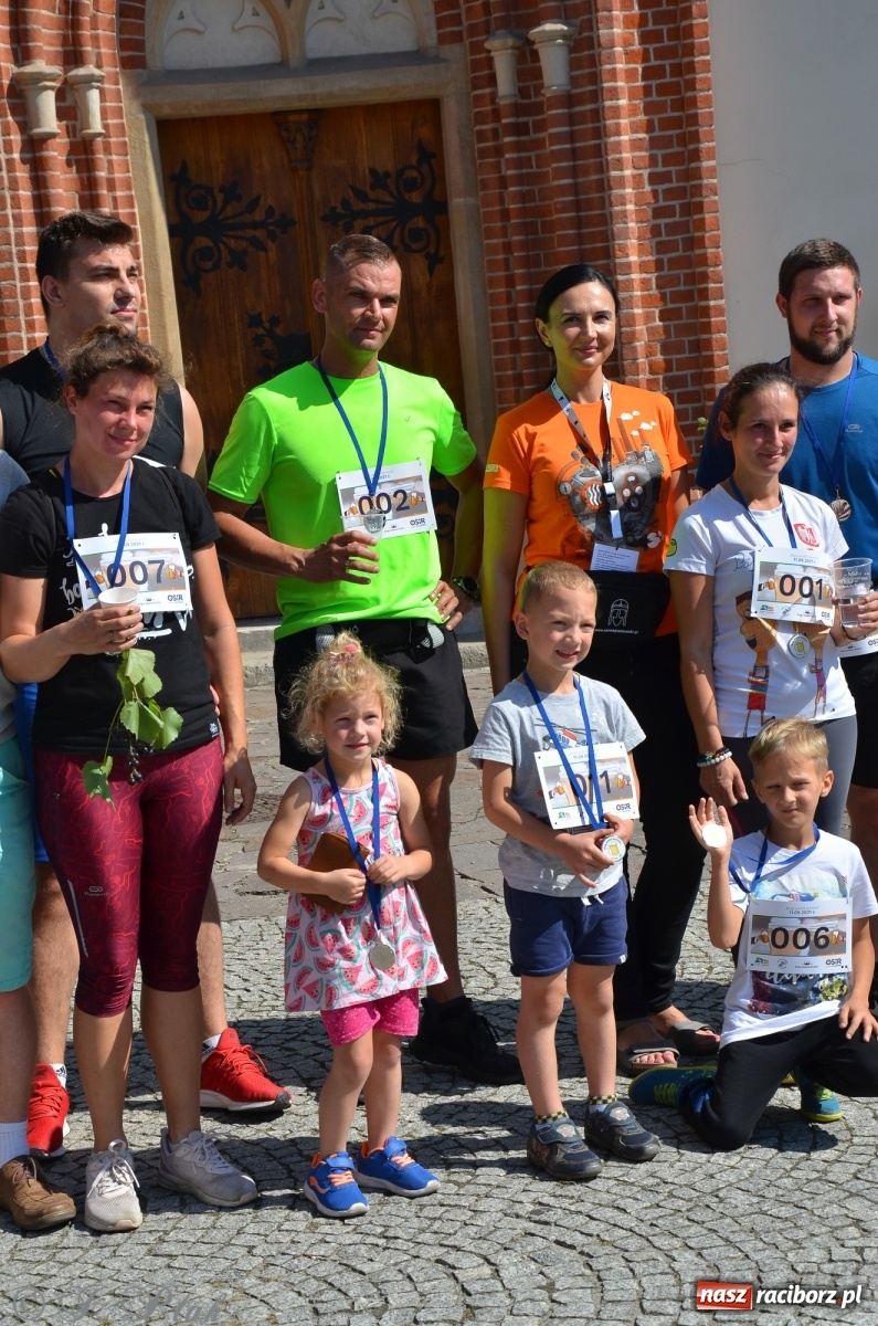 Zdjęcie w galerii na portalu naszraciborz.pl: Jedenastu śmiałków w biegu wokół komina wiadomości z regionu