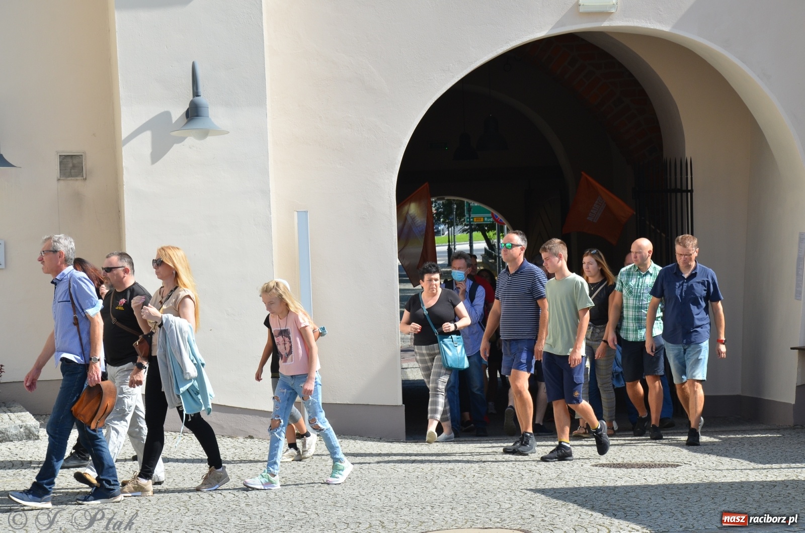 Zdjęcie w galerii na portalu naszraciborz.pl: Jedenastu śmiałków w biegu wokół komina wiadomości z regionu