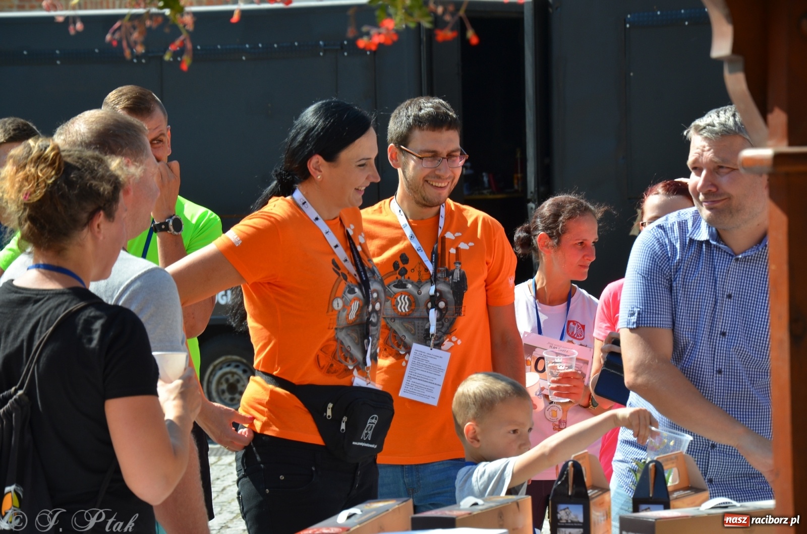 Zdjęcie w galerii na portalu naszraciborz.pl: Jedenastu śmiałków w biegu wokół komina wiadomości z regionu