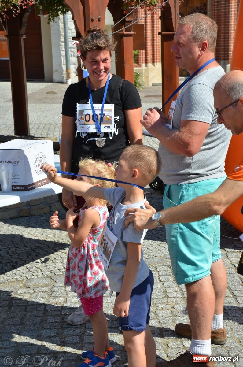 Zdjęcie w galerii na portalu naszraciborz.pl: Jedenastu śmiałków w biegu wokół komina wiadomości z regionu