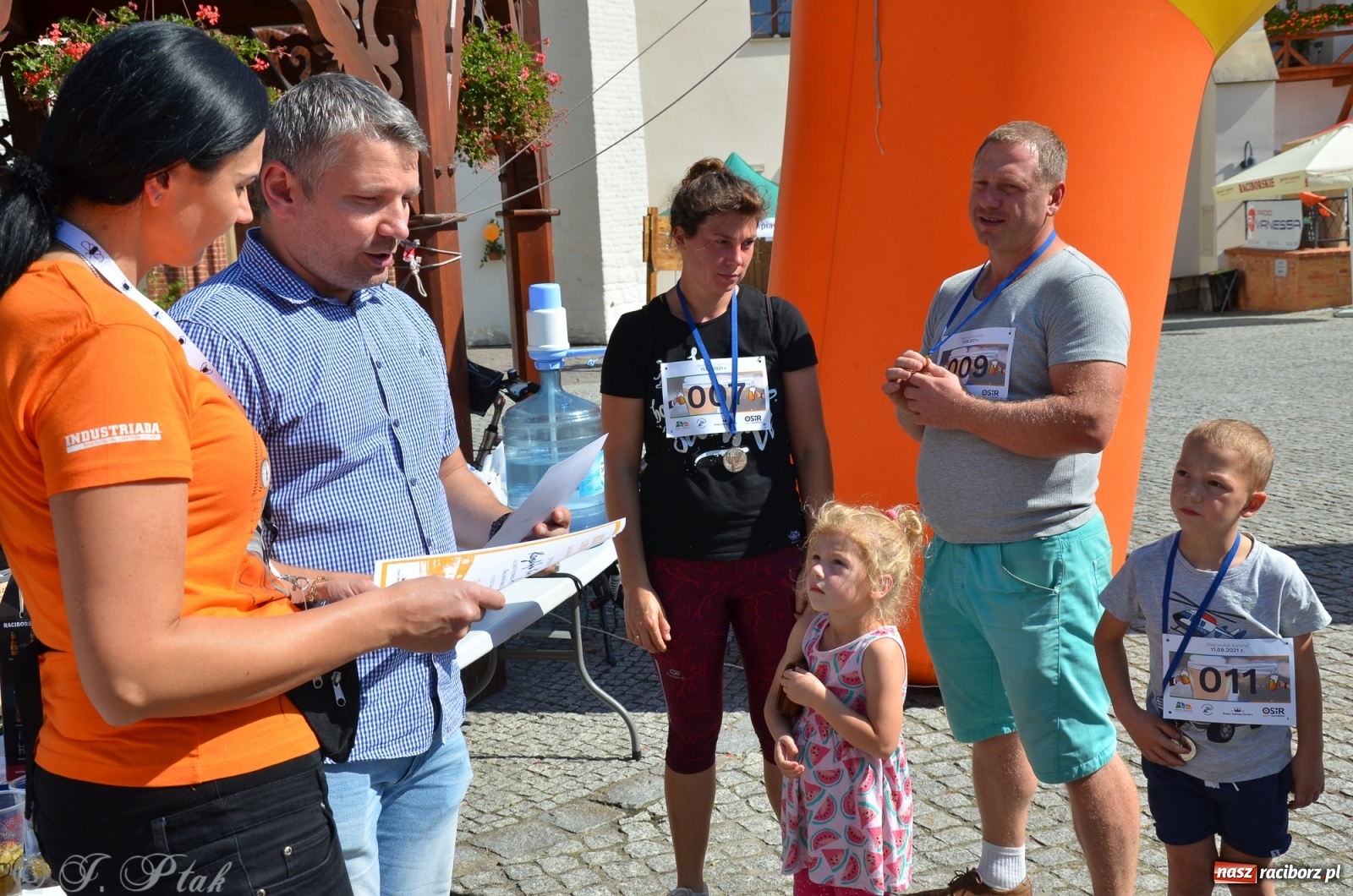 Zdjęcie w galerii na portalu naszraciborz.pl: Jedenastu śmiałków w biegu wokół komina wiadomości z regionu