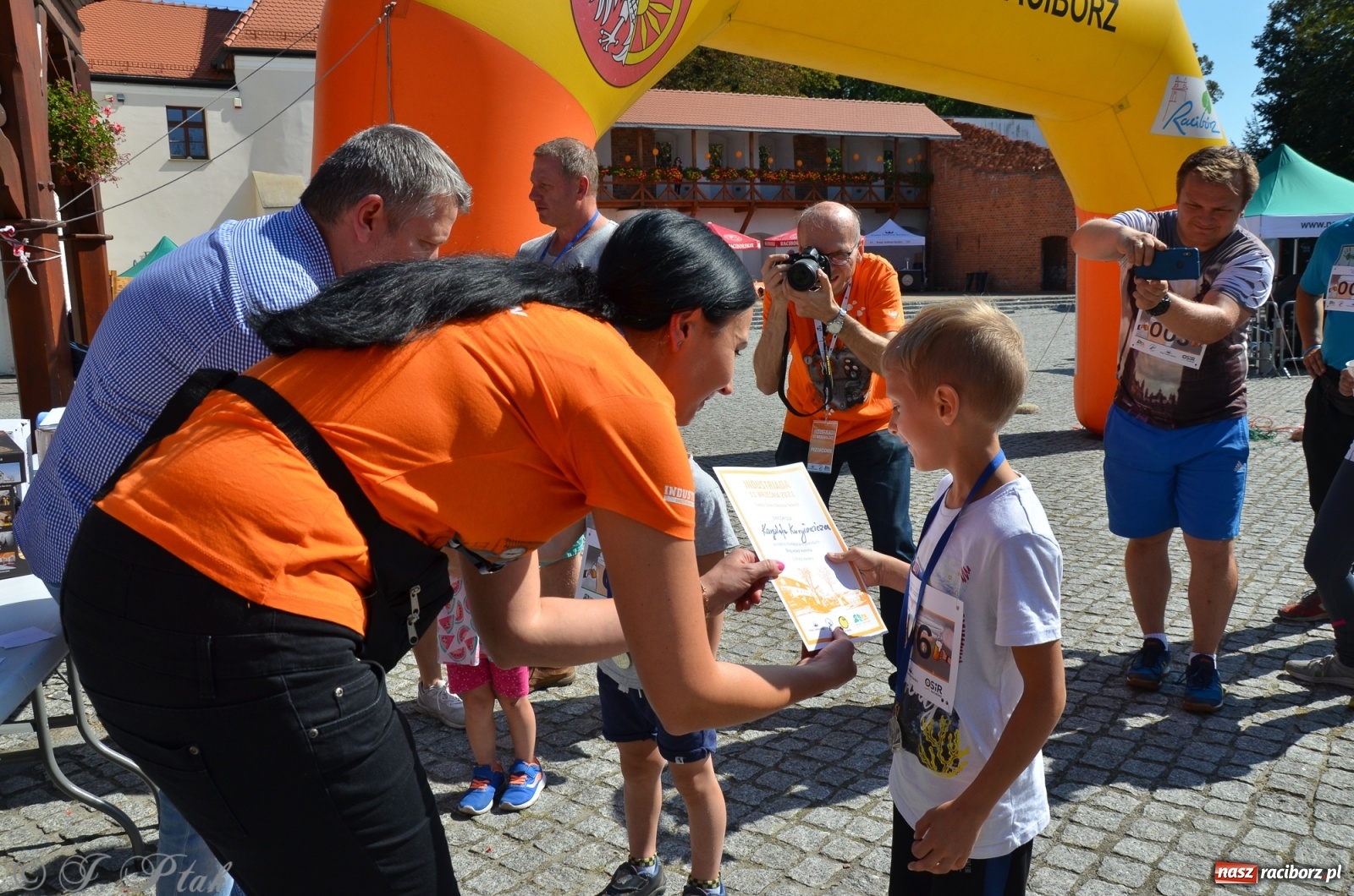 Zdjęcie w galerii na portalu naszraciborz.pl: Jedenastu śmiałków w biegu wokół komina wiadomości z regionu