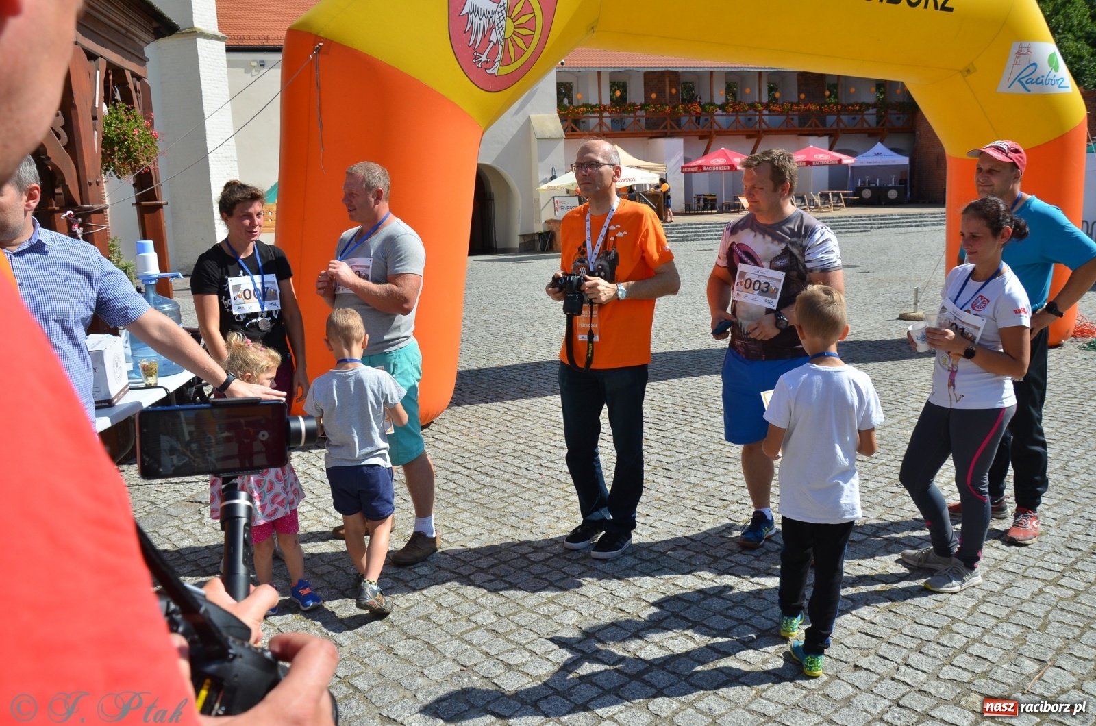 Zdjęcie w galerii na portalu naszraciborz.pl: Jedenastu śmiałków w biegu wokół komina wiadomości z regionu