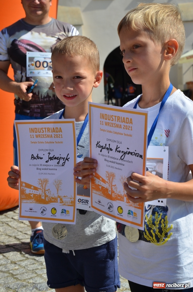 Zdjęcie w galerii na portalu naszraciborz.pl: Jedenastu śmiałków w biegu wokół komina wiadomości z regionu